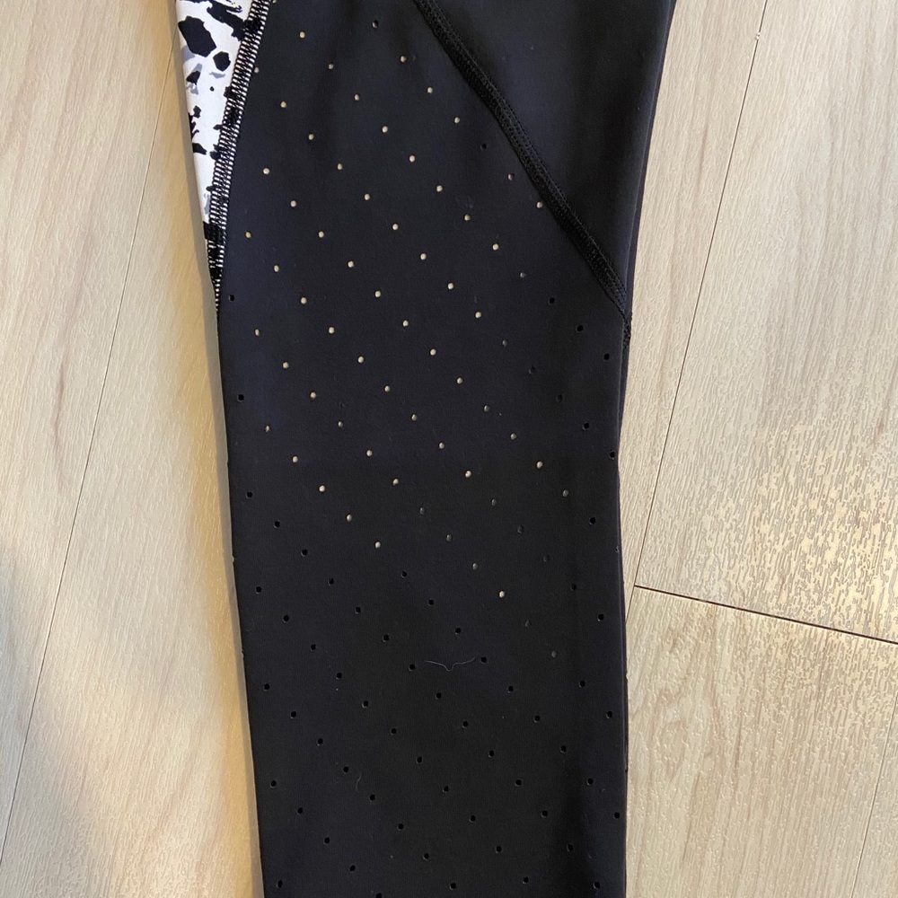 Athleta Black&White Stealth Fit Cropped Leggings - Picture 2 of 7